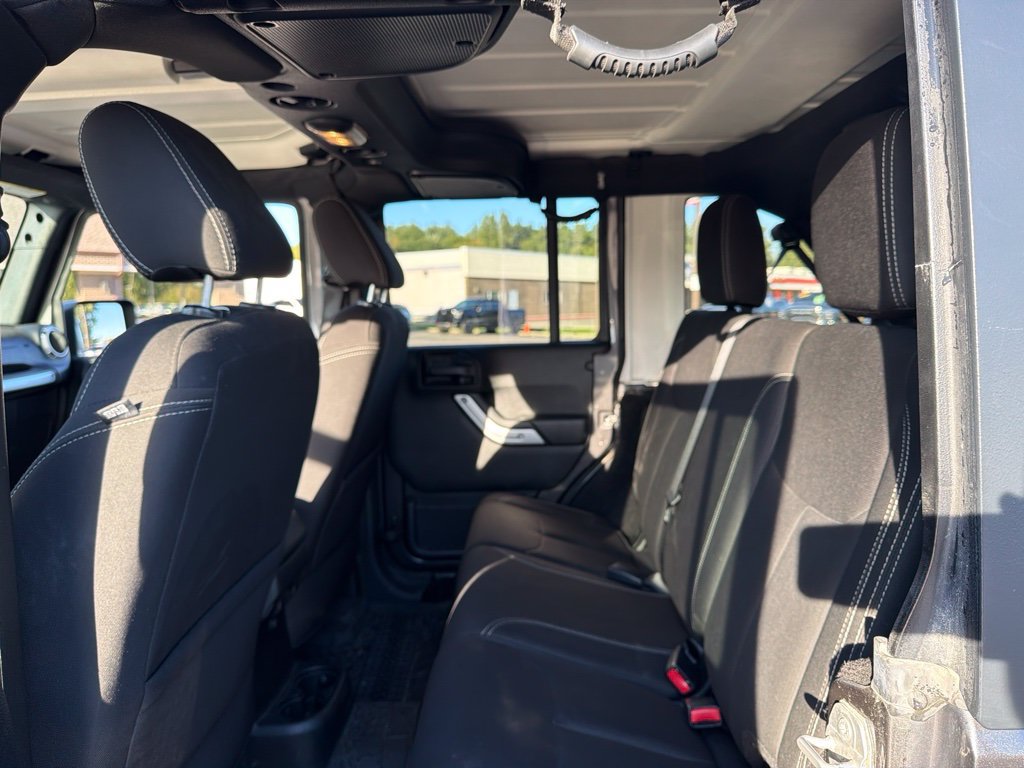 Used 2018 Jeep Wrangler Unlimited Sahara AWD/4WD image 8