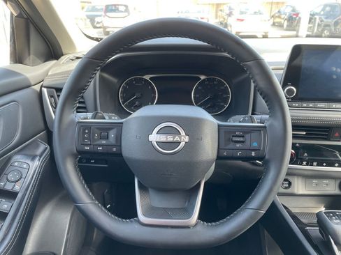 Used 2025 Nissan Rogue SV image 31