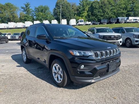 Used 2025 Jeep Compass Latitude w/ Sun & Sound Group AWD/4WD image 2