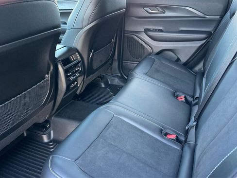 Used 2025 Jeep Grand Cherokee Altitude image 12