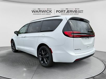 New 2026 Chrysler Pacifica Select w/ S Appearance Package