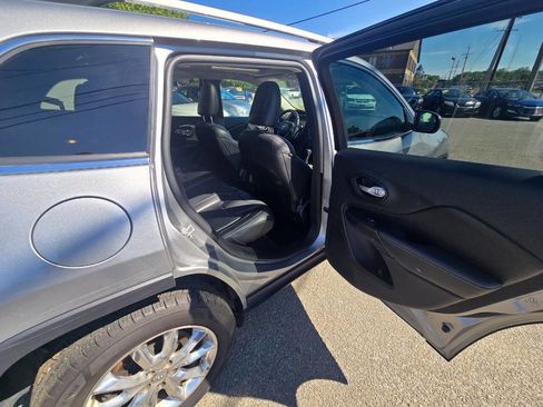 Used 2016 Jeep Cherokee Limited w/ Luxury Group AWD/4WD image 37