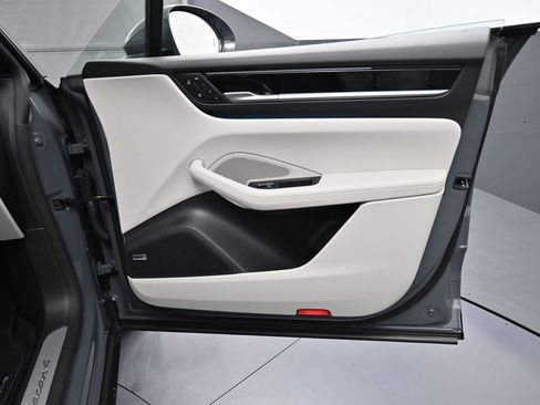 New 2026 Porsche Macan 4 Electric image 28