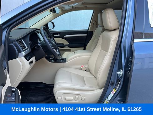 Used 2017 Toyota Highlander XLE image 2
