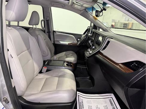 Used 2017 Toyota Sienna Limited Premium image 29