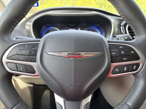 Used 2024 Chrysler Pacifica Touring-L FWD image 9