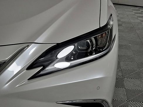 Used 2024 Lexus ES 300h w/ Premium Package image 10