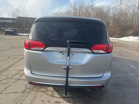 Used 2018 Chrysler Pacifica Touring-L image 4