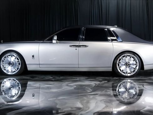 Used 2018 Rolls-Royce Phantom Sedan RWD image 2