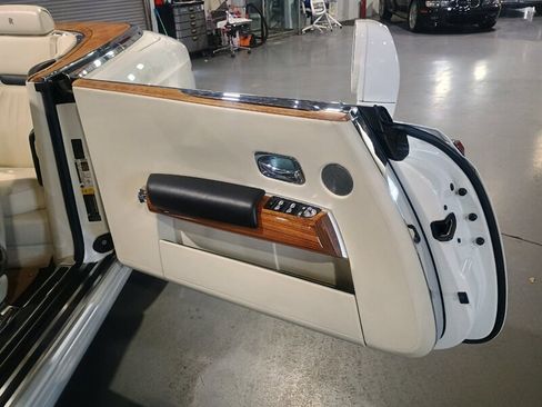 Used 2011 Rolls-Royce Phantom Drophead Coupe image 12