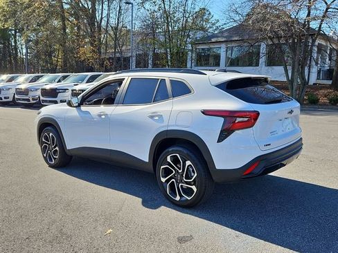 Used 2025 Chevrolet Trax RS w/ Sunroof Package image 2