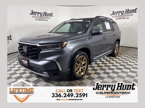 Used 2024 Honda Pilot Touring image 1