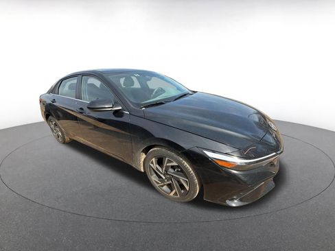 Used 2025 Hyundai Elantra SEL image 3