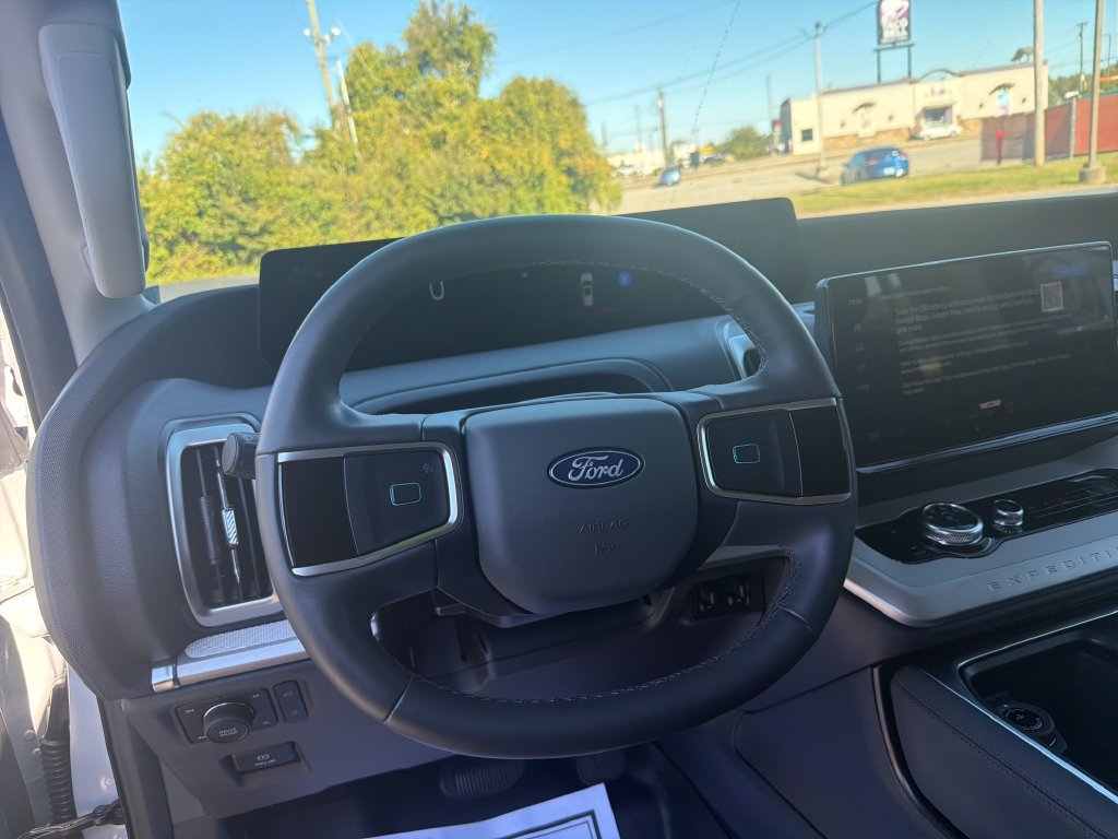 Used 2026 Ford Expedition Active AWD/4WD image 4