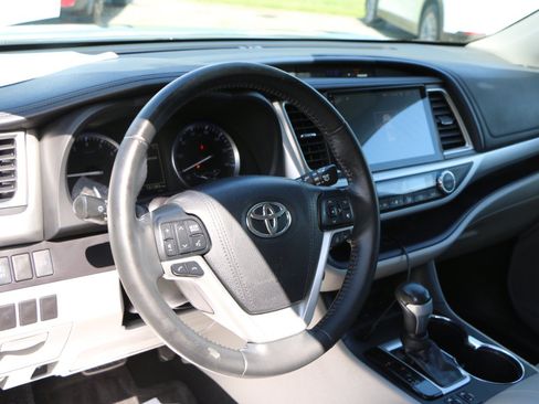 Used 2018 Toyota Highlander XLE FWD image 18