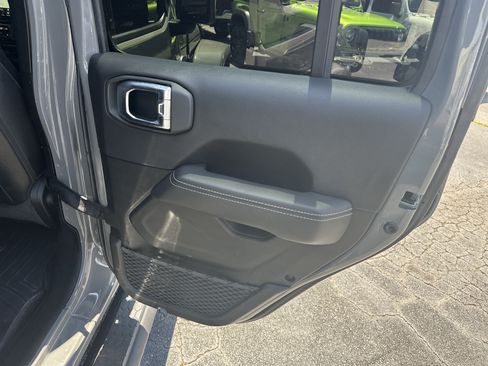 Used 2023 Jeep Wrangler Unlimited Sahara w/ Cold Weather Group AWD/4WD image 19