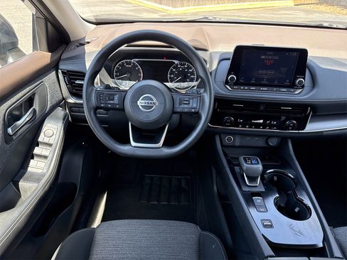 Used 2021 Nissan Rogue SV image 11