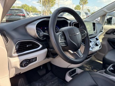 Used 2024 Chrysler Pacifica Touring-L image 24