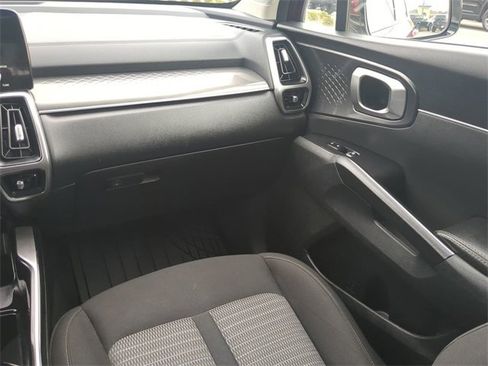 Used 2022 Kia Sorento LX image 16