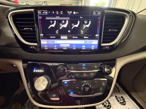 Used 2022 Chrysler Pacifica Touring-L FWD image 27