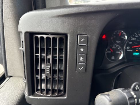 Used 2017 GMC Savana 2500 image 28