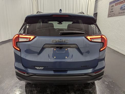 Used 2024 GMC Terrain SLT w/ Elevation Edition image 9