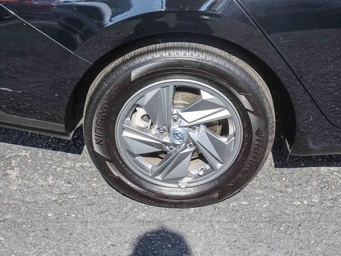 Certified 2025 Hyundai Elantra SE FWD image 11