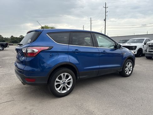 Used 2017 Ford Escape SE w/ SE Cold Weather Package AWD/4WD image 2