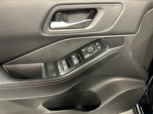 Used 2025 Nissan Rogue SV FWD image 12