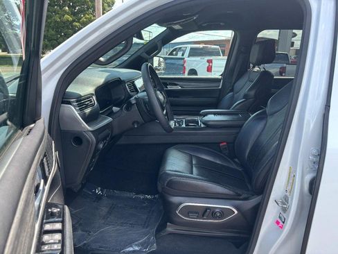 Used 2024 Jeep Wagoneer L Series III w/ Flexible Seating Group AWD/4WD image 8