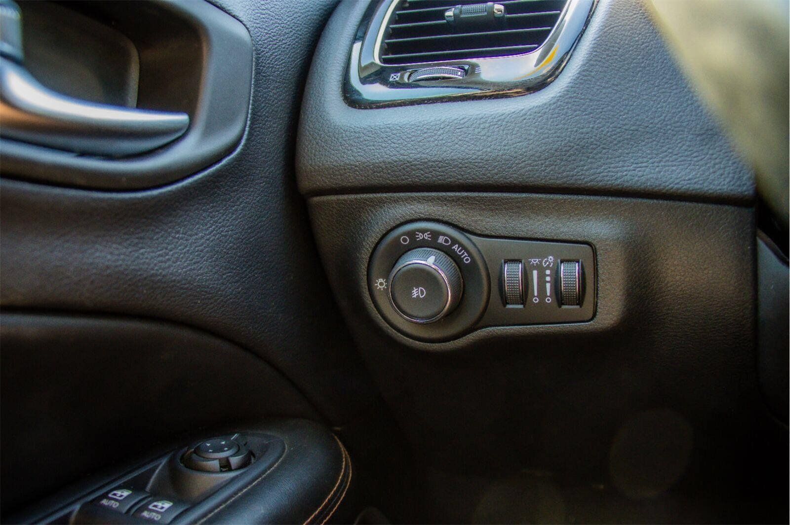 Used 2018 Jeep Compass Limited w/ Navigation Group FWD image 16