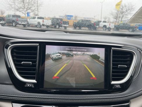 Used 2023 Chrysler Pacifica Touring-L image 19