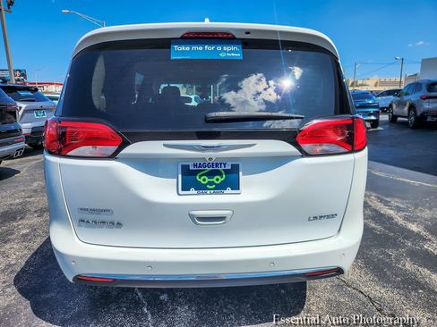 Used 2018 Chrysler Pacifica Limited FWD image 5