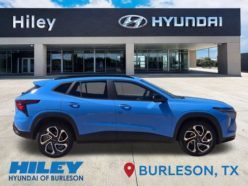 Used 2024 Chevrolet Trax RS w/ Sunroof Package FWD image 3
