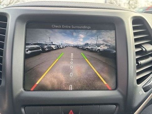 Used 2014 Jeep Cherokee Latitude w/ Comfort/Convenience Group FWD image 28