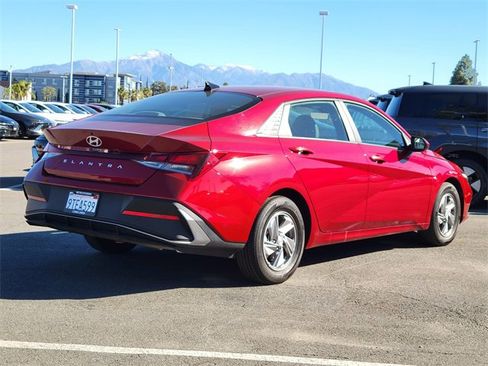 Used 2025 Hyundai Elantra SE image 2