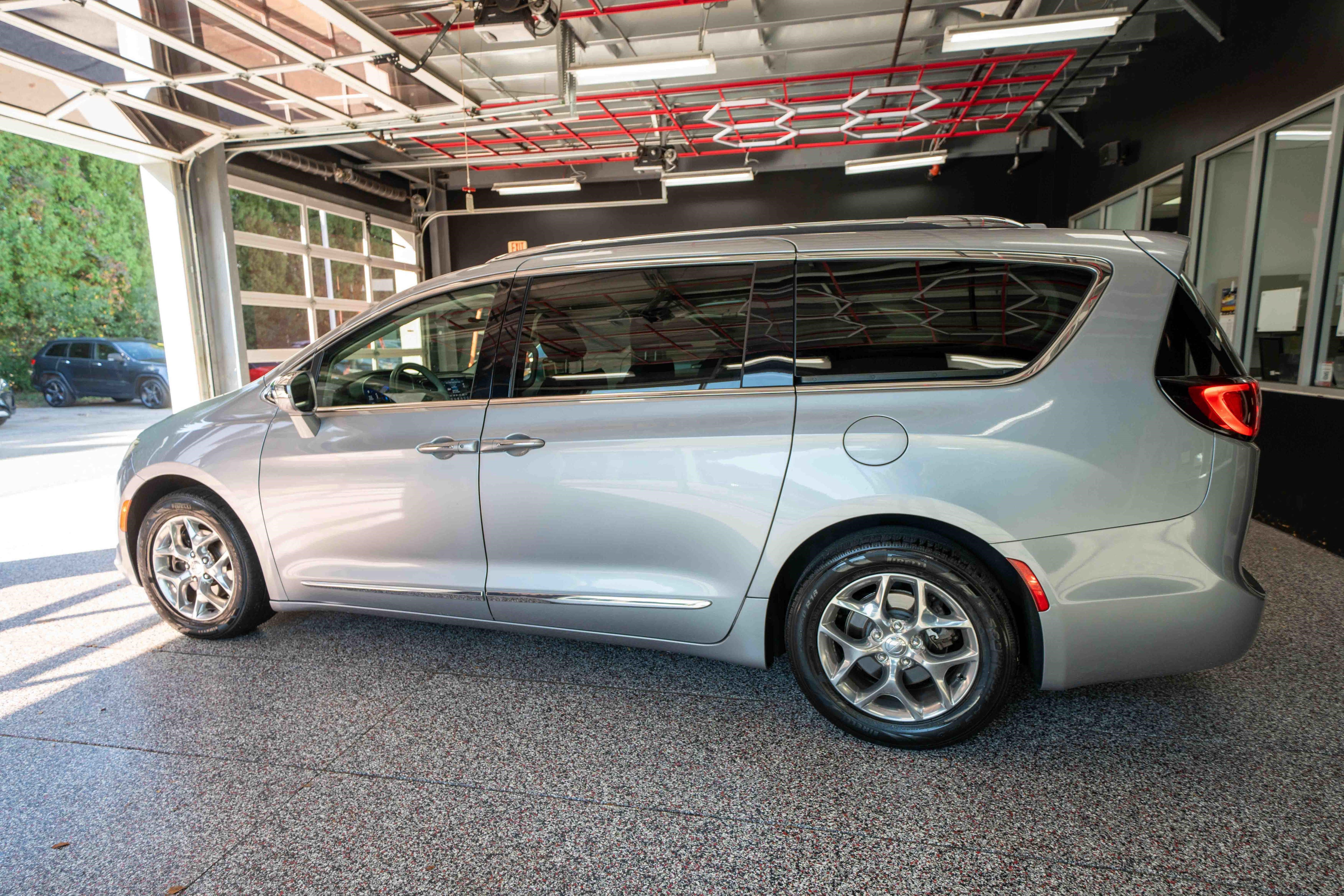Used 2018 Chrysler Pacifica Limited FWD image 2