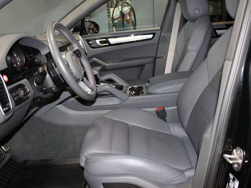 Used 2023 Porsche Cayenne S image 13