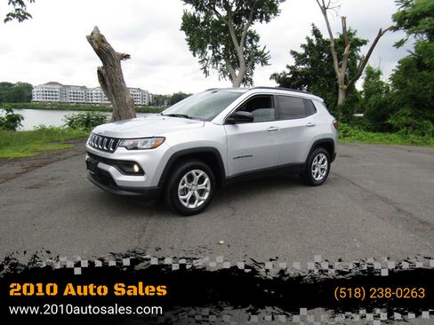 Used 2024 Jeep Compass Latitude AWD/4WD image 1