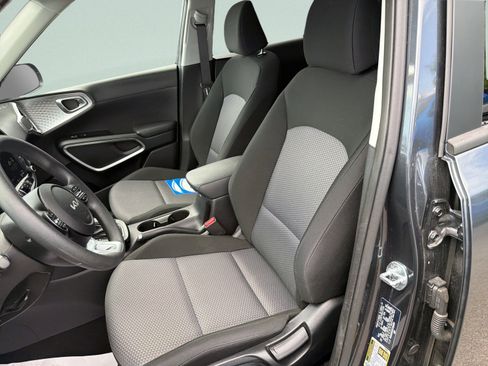Used 2025 Kia Soul LX w/ LX Technology Package FWD image 12