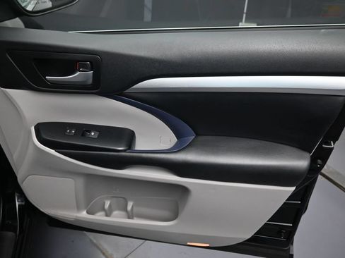 Used 2019 Toyota Highlander XLE AWD/4WD image 38