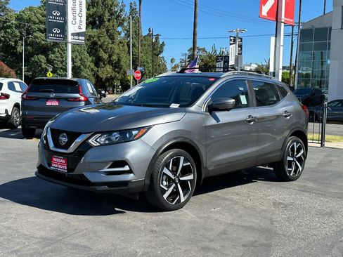 Used 2022 Nissan Rogue Sport SL FWD image 2