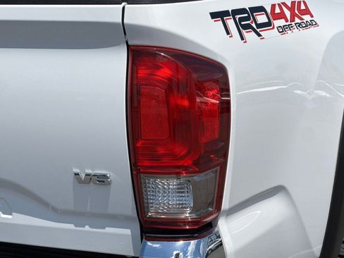 Used 2017 Toyota Tacoma TRD Off-Road w/ Tow Package (A/T) AWD/4WD image 12