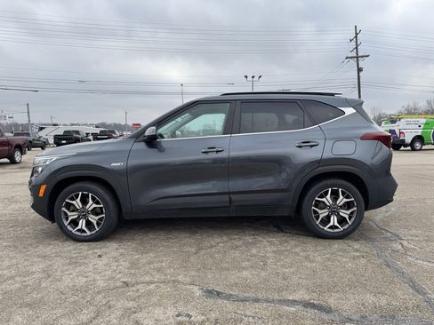 Used 2021 Kia Seltos EX image 2