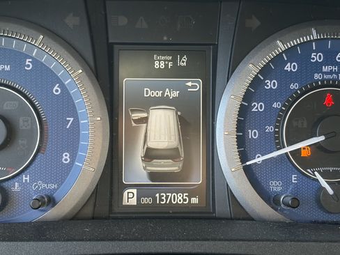 Used 2019 Toyota Sienna LE w/ Carpet Mat Package FWD image 8