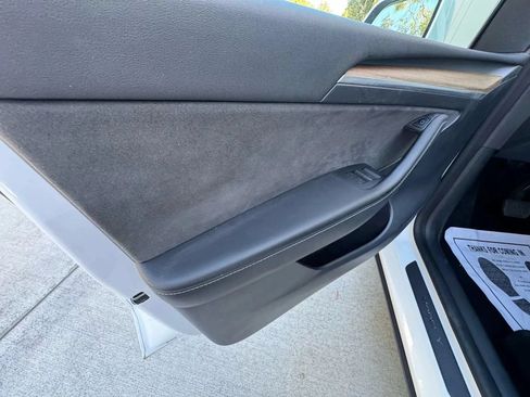 Used 2022 Tesla Model Y Long Range AWD/4WD image 27