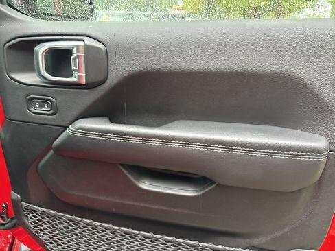 Used 2022 Jeep Wrangler Unlimited Sahara AWD/4WD image 15