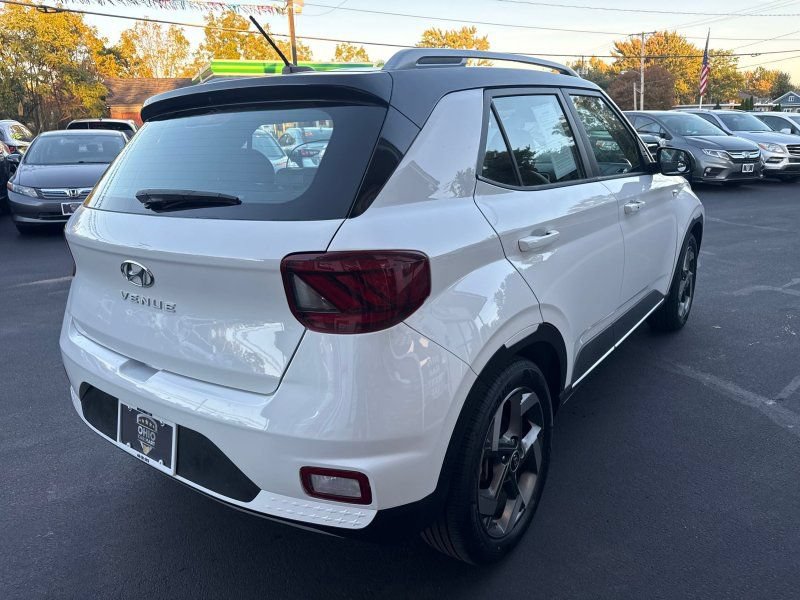 Used 2023 Hyundai Venue Limited FWD image 5