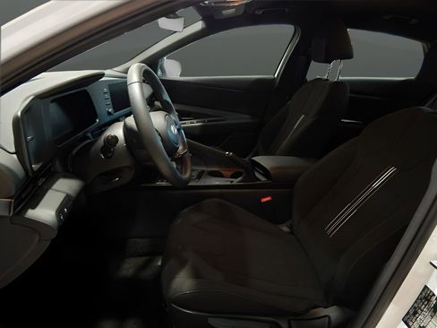 Used 2025 Hyundai Elantra Sport image 16
