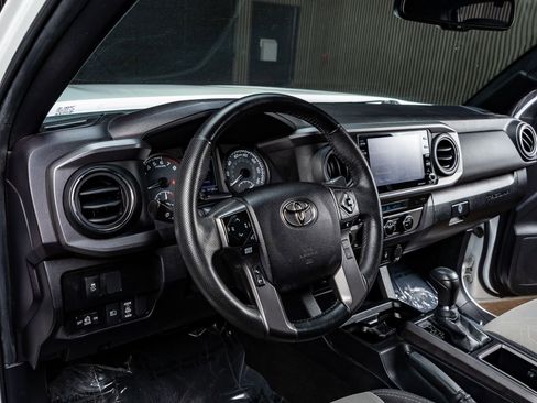 Used 2022 Toyota Tacoma TRD Off-Road image 16
